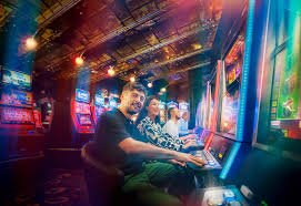 Tampilan permainan Mega Moolah di judol 303 menampilkan empat tingkat jackpot progresif dengan display nilai real-time